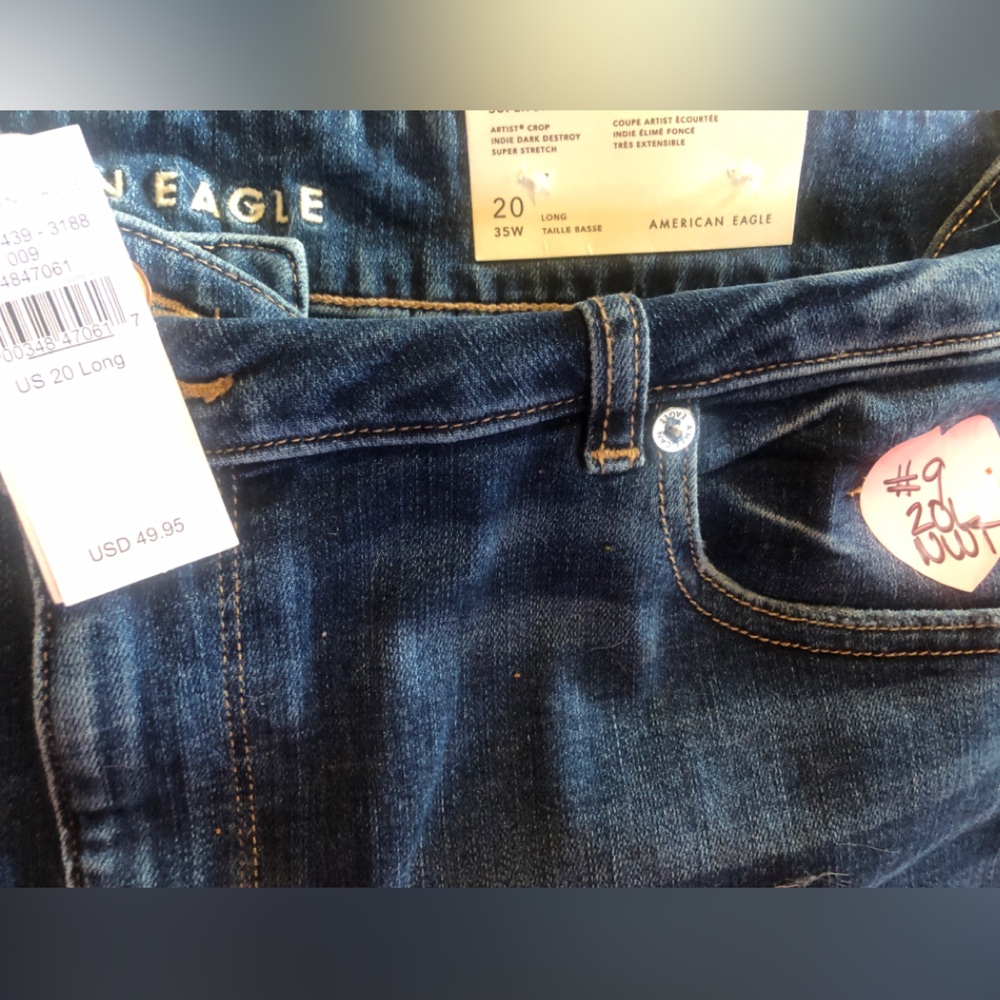 Super cute Woman’s AE Artist crop jean